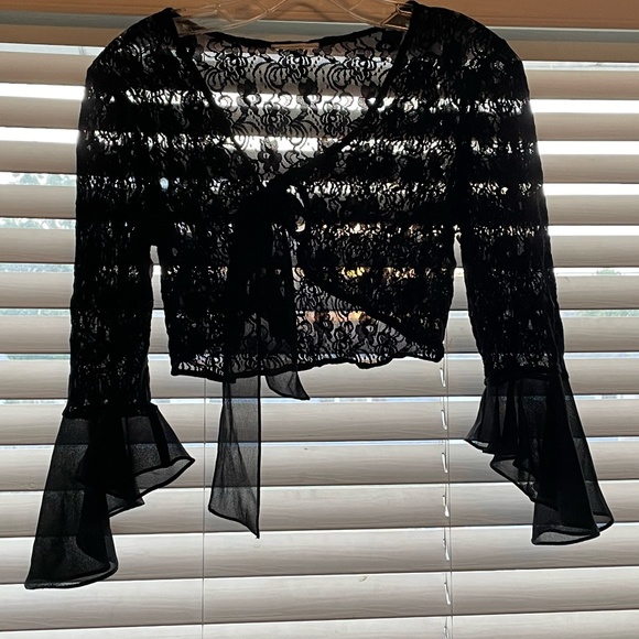 Tops - 🖤 Lace Shrug 🖤